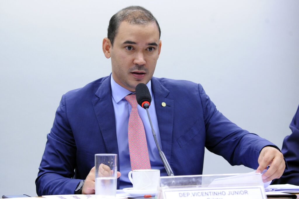 Vicentinho Júnior vota a favor da redução da jornada de trabalho